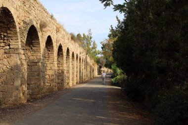 İsrail 'in kuzeyindeki Acre şehrindeki antik Roma su kemerinin kalıntıları. 