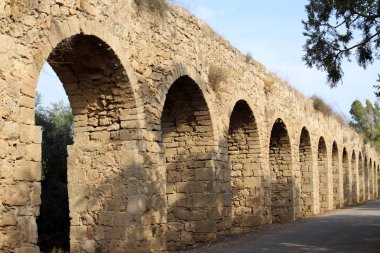 İsrail 'in kuzeyindeki Acre şehrindeki antik Roma su kemerinin kalıntıları. 