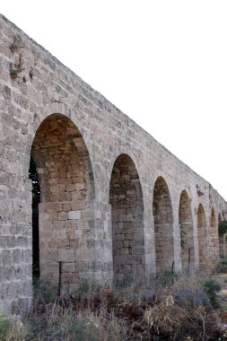 İsrail 'in kuzeyindeki Acre şehrindeki antik Roma su kemerinin kalıntıları. 