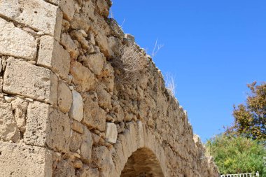 İsrail 'in kuzeyindeki Acre şehrindeki antik Roma su kemerinin kalıntıları. 