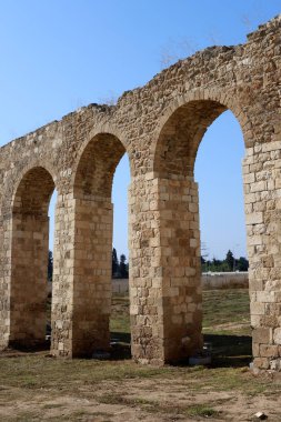 İsrail 'in kuzeyindeki Acre şehrindeki antik Roma su kemerinin kalıntıları. 