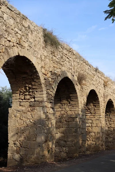 イスラエル北部のアクレ市にある古代ローマの水道の遺跡 — ストック写真