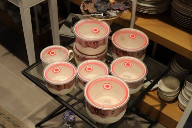 İsrail 'de büyük bir hırdavatçıda farklı yemekler satılıyor. 