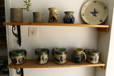 İsrail 'de büyük bir hırdavatçıda farklı yemekler satılıyor. 