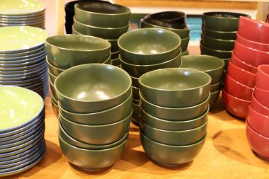 İsrail 'de büyük bir hırdavatçıda farklı yemekler satılıyor. 