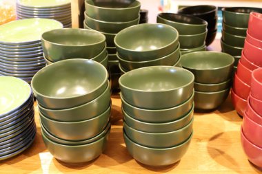 İsrail 'de büyük bir hırdavatçıda farklı yemekler satılıyor. 