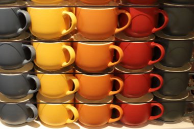 İsrail 'de büyük bir hırdavatçıda farklı yemekler satılıyor. 