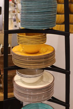 İsrail 'de büyük bir hırdavatçıda farklı yemekler satılıyor. 