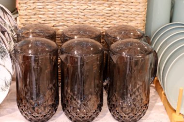 İsrail 'de büyük bir hırdavatçıda farklı yemekler satılıyor. 