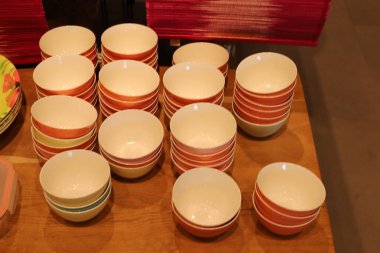 İsrail 'de büyük bir hırdavatçıda farklı yemekler satılıyor. 