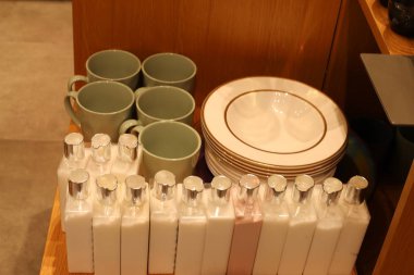 İsrail 'de büyük bir hırdavatçıda farklı yemekler satılıyor. 