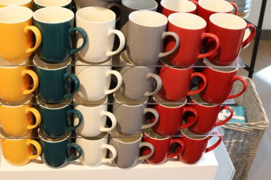 İsrail 'de büyük bir hırdavatçıda farklı yemekler satılıyor. 