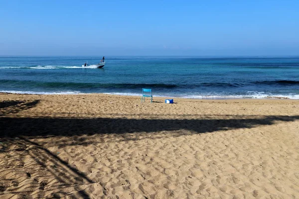 イスラエル国家の北の地中海のさびれた海岸 — ストック写真