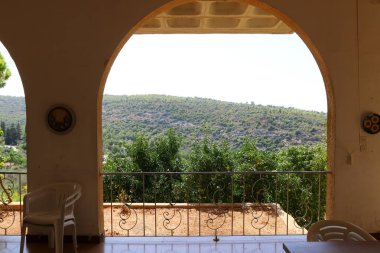 Pencere - duvardaki bir açıklık, ışığın odaya girmesini ve havalandırmayı sağlıyor.. 