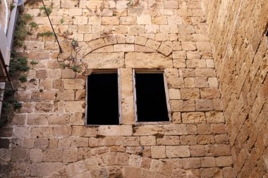 Pencere - duvardaki bir açıklık, ışığın odaya girmesini ve havalandırmayı sağlıyor.. 