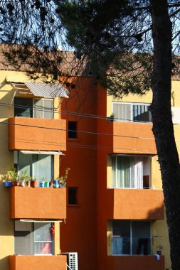 Pencere - duvardaki bir açıklık, ışığın odaya girmesini ve havalandırmayı sağlıyor.. 