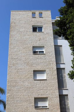 Pencere - duvardaki bir açıklık, ışığın odaya girmesini ve havalandırmayı sağlıyor.. 