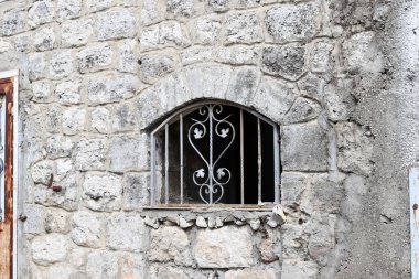 Pencere - duvardaki bir açıklık, ışığın odaya girmesini ve havalandırmayı sağlıyor.. 