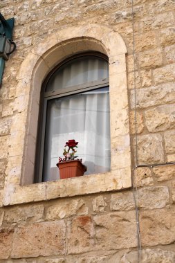 Pencere - duvardaki bir açıklık, ışığın odaya girmesini ve havalandırmayı sağlıyor.. 