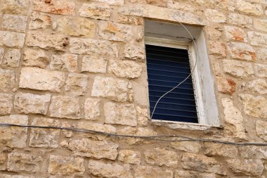 Pencere - duvardaki bir açıklık, ışığın odaya girmesini ve havalandırmayı sağlıyor.. 