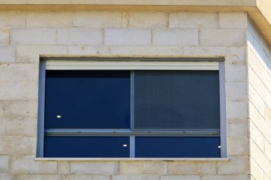 Pencere - duvardaki bir açıklık, ışığın odaya girmesini ve havalandırmayı sağlıyor.. 