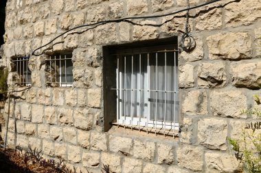 Pencere - duvardaki bir açıklık, ışığın odaya girmesini ve havalandırmayı sağlıyor.. 