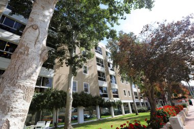 Pencere - duvardaki bir açıklık, ışığın odaya girmesini ve havalandırmayı sağlıyor.. 