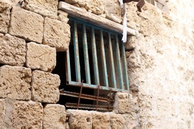 Pencere - duvardaki bir açıklık, ışığın odaya girmesini ve havalandırmayı sağlıyor.. 