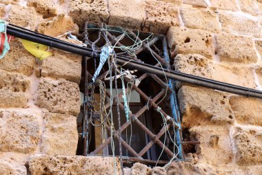 Pencere - duvardaki bir açıklık, ışığın odaya girmesini ve havalandırmayı sağlıyor.. 