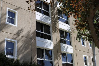 Pencere - duvardaki bir açıklık, ışığın odaya girmesini ve havalandırmayı sağlıyor.. 