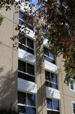 Pencere - duvardaki bir açıklık, ışığın odaya girmesini ve havalandırmayı sağlıyor.. 