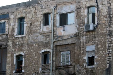 Pencere - duvardaki bir açıklık, ışığın odaya girmesini ve havalandırmayı sağlıyor.. 