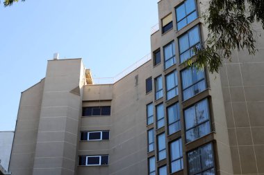 Pencere - duvardaki bir açıklık, ışığın odaya girmesini ve havalandırmayı sağlıyor.. 