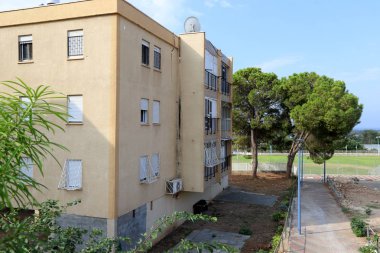 Pencere - duvardaki bir açıklık, ışığın odaya girmesini ve havalandırmayı sağlıyor.. 