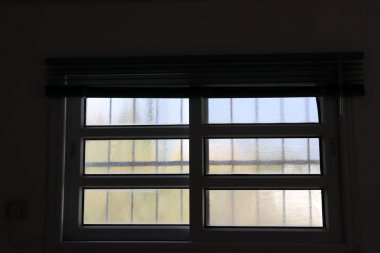 Pencere - duvardaki bir açıklık, ışığın odaya girmesini ve havalandırmayı sağlıyor.. 