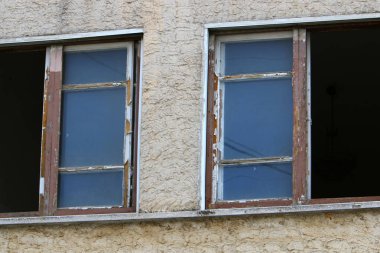 Pencere - duvardaki bir açıklık, ışığın odaya girmesini ve havalandırmayı sağlıyor.. 