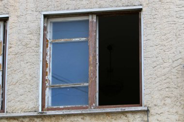 Pencere - duvardaki bir açıklık, ışığın odaya girmesini ve havalandırmayı sağlıyor.. 