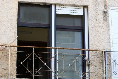 Pencere - duvardaki bir açıklık, ışığın odaya girmesini ve havalandırmayı sağlıyor.. 