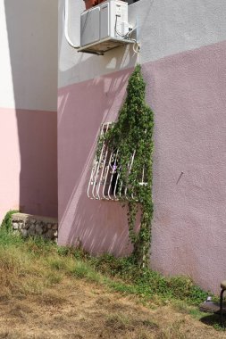 Pencere - duvardaki bir açıklık, ışığın odaya girmesini ve havalandırmayı sağlıyor.. 