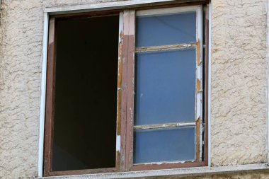 Pencere - duvardaki bir açıklık, ışığın odaya girmesini ve havalandırmayı sağlıyor.. 
