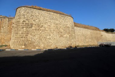 İsrail 'in kuzeyindeki Haçlı Kalesi' nde taş ve betondan duvar 