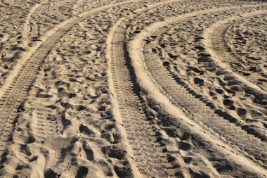 İsrail 'in kuzeyindeki Akdeniz sahilinde ayak izleri. 