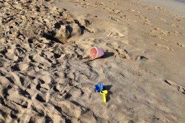 İsrail 'in kuzeyindeki Akdeniz sahilinde ayak izleri. 