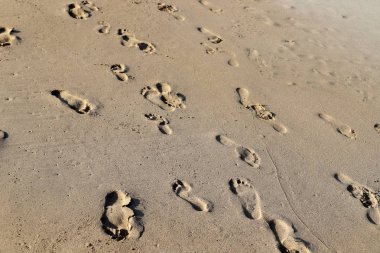 İsrail 'in kuzeyindeki Akdeniz sahilinde ayak izleri. 