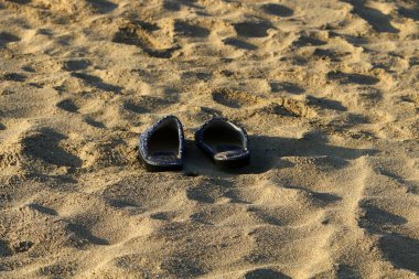 İsrail 'in kuzeyindeki Akdeniz sahilinde ayak izleri. 