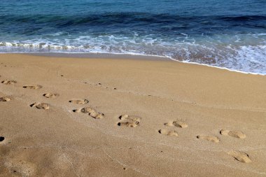 İsrail 'in kuzeyindeki Akdeniz sahilinde ayak izleri. 