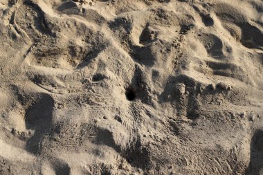 İsrail 'in kuzeyindeki Akdeniz sahilinde ayak izleri. 