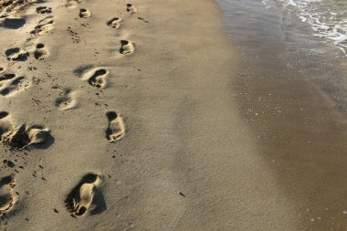 İsrail 'in kuzeyindeki Akdeniz sahilinde ayak izleri. 