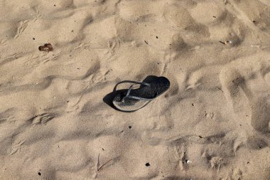 İsrail 'in kuzeyindeki Akdeniz sahilinde ayak izleri. 