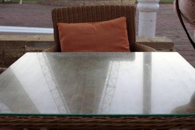 Bir cam ve su yüzeyindeki nesnelerin yansıması. 